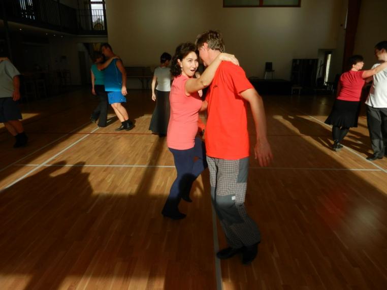 Choreografové předvádějí správný výraz při tanci